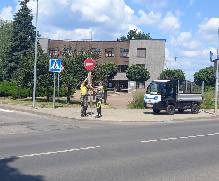 Miesto šventes ruošos darbams buvo išbandytas įmonės UAB "Alwark" elektrinis automobiliukas.